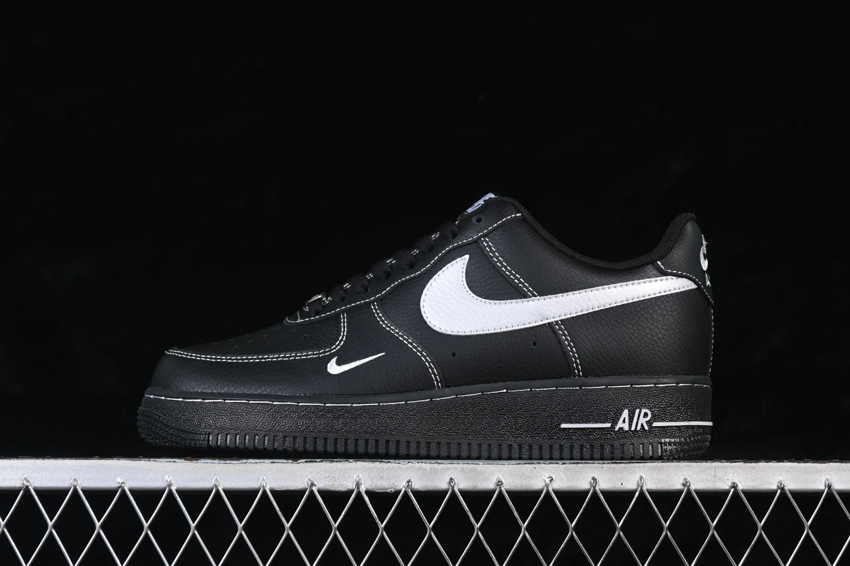 All categories Nk Air Force 1 Air Force series Nk Air Force 1 Low Air Force low-top Nike Air Force 1'07 Low black and silver small hook Air Force 1 low-top casual sneakers ZH0316-154